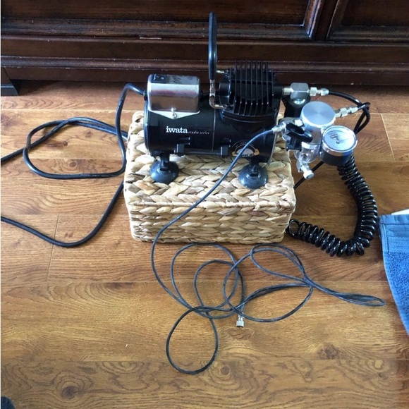 Iwata airbrush compressor - Picture 3 of 9